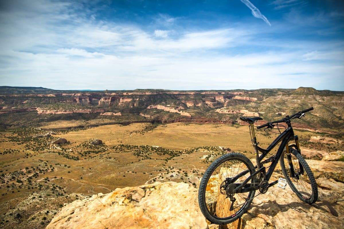 A mountain bike overlooks the red-rock Kokopelli trail landscape near Fruita.